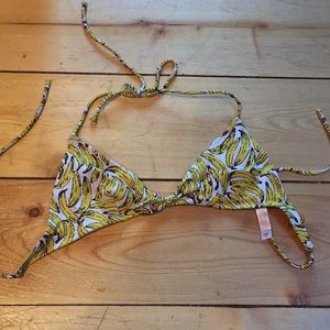 Bananas VS triangle top